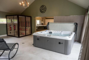 The Sperrin Haven with Hottub and Sauna sleeps 8